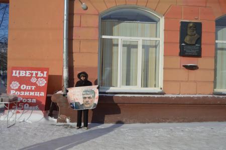 «Хватит врать и мстить Грудинину!». В Алтайском крае активисты КПРФ проводят одичночные пикеты
