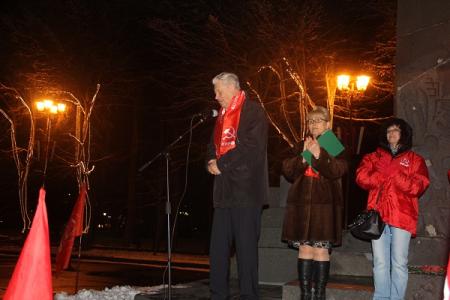 Новгородские коммунисты провели митинг в честь годовщины Великого Октября 