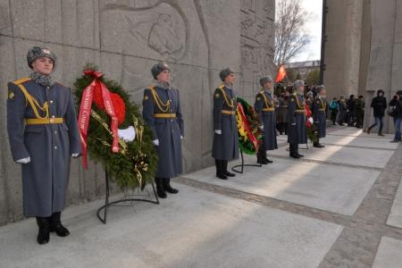 «Москва-Новосибирск»: Сибиряки зажгли вечный огонь на Монументе Славы