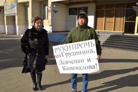 Республика Калмыкия. Пикетчики КПРФ выступили в защиту Павла Грудинина и Сергея Левченко