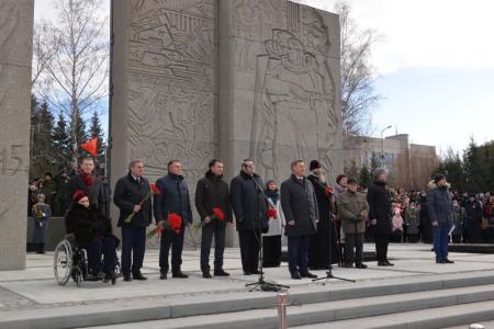 «Москва-Новосибирск»: Сибиряки зажгли вечный огонь на Монументе Славы
