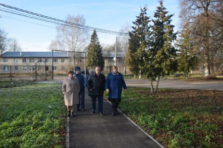 Московская область. Александр Наумов проверил обустройство тротуаров в деревне Образцово и поздравил женсовет «Добродея» с юбилеем
