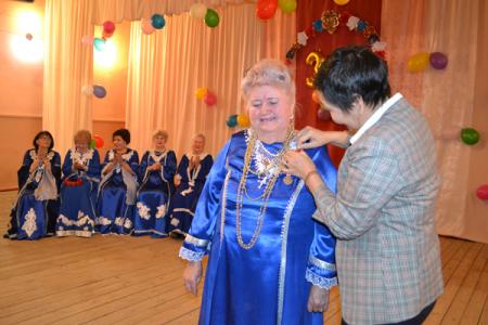Коммунисты Калмыкии наградили памятными медалями ЦК КПРФ ветеранов народного ансамбля