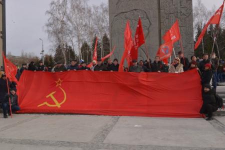 «Москва-Новосибирск»: Сибиряки зажгли вечный огонь на Монументе Славы