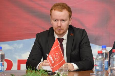 В Иркутск прибыл депутат Госдумы от КПРФ Денис Парфёнов