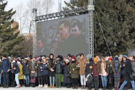 «Москва-Новосибирск»: Сибиряки зажгли вечный огонь на Монументе Славы