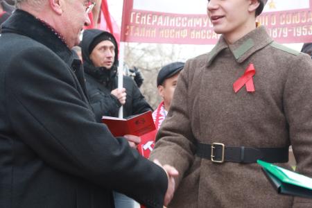 Омск. Слава людям труда, верным памяти и целям социалистической революции!