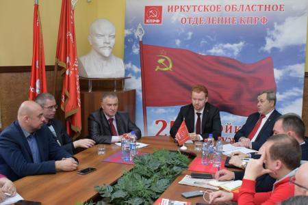 В Иркутск прибыл депутат Госдумы от КПРФ Денис Парфёнов