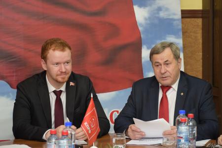 В Иркутск прибыл депутат Госдумы от КПРФ Денис Парфёнов