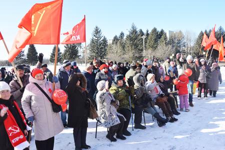Еврейская АО. Коммунисты Биробиджана отметили годовщину Великого Октября праздничной демонстрацией и митингом-концертом