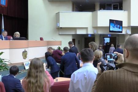 Саратовские коммунисты покинули заседание облдумы в знак протеста
