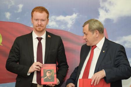 В Иркутск прибыл депутат Госдумы от КПРФ Денис Парфёнов