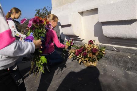 Комсомольцы Севастополя организовали для пионеров экскурсию на памятное место боевой славы