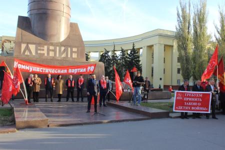 Сталинградские коммунисты отметили годовщину Великого Октября демонстрацией и митингом