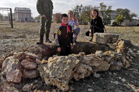 Комсомольцы Севастополя организовали для пионеров экскурсию на памятное место боевой славы