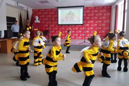 Алтайский край. Коммунисты Барнаула и Бийска провели концерты, посвященные Дню Матери