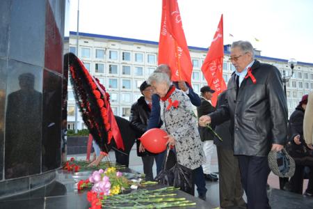 Коммунисты Калмыкии отметили 102-ю годовщину Великой Октябрьской социалистической революции