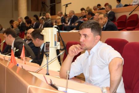 Саратовская область. Депутаты-коммунисты попытались "достучаться" до своих коллег из "ЕР" с помощью мегафона