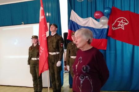 В Чите депутат-коммунист Заксобрания Забайкалья вручил школе копию Знамени Победы 