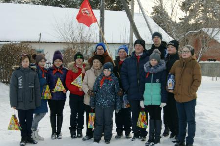 Омские коммунисты поздравили пионеров с наступающим Новым годом