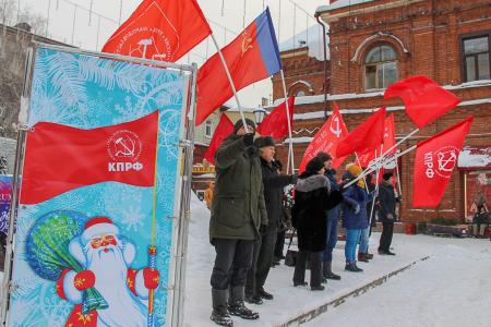 В Томске Дед Мороз и Снегурочка - активисты КПРФ