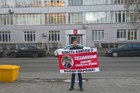 Одиночные пикеты в поддержку Грудинина и Левченко в Калининградской области