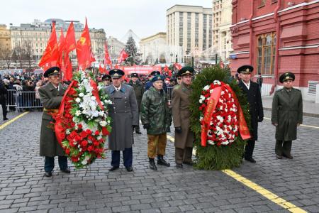 Цветы – Генералиссимусу Победы!