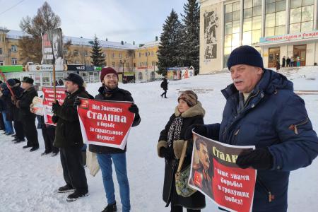 В Омске прошел пикет в честь 140-й годовщины со дня рождения И.В. Сталина