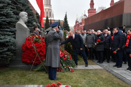 Цветы – Генералиссимусу Победы!