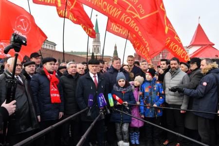 Цветы – Генералиссимусу Победы!
