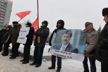 Своих товарищей не бросим: Новосибирские коммунисты поддержали Грудинина и Левченко на массовом пикете