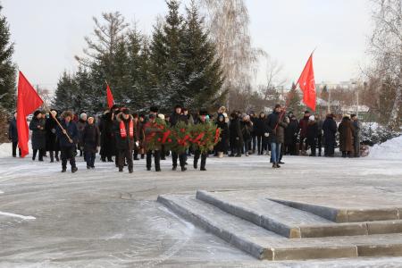 В Омске прошло возложение цветов и гирлянды к памятнику жертвам подавления Куломзинского восстания