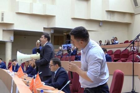 Саратовская область. Депутаты-коммунисты попытались "достучаться" до своих коллег из "ЕР" с помощью мегафона