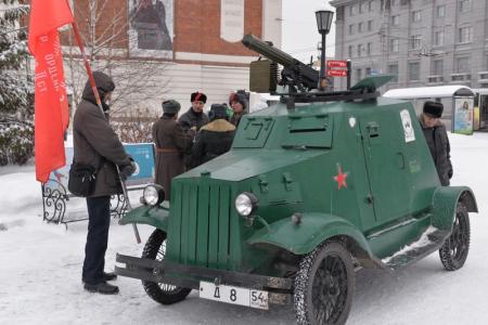 В центре Новосибирска воссоздали освобождение города от Колчака 