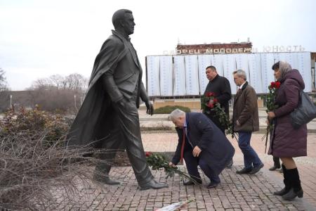 Делегация КПРФ во главе с К.К. Тайсаевым в преддверии Нового года посетила Донецкую и Луганскую республики