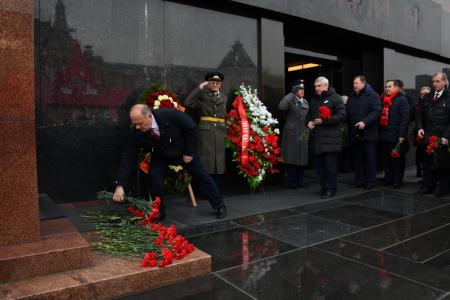 Цветы – Генералиссимусу Победы!