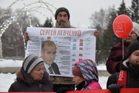 Своих товарищей не бросим: Новосибирские коммунисты поддержали Грудинина и Левченко на массовом пикете