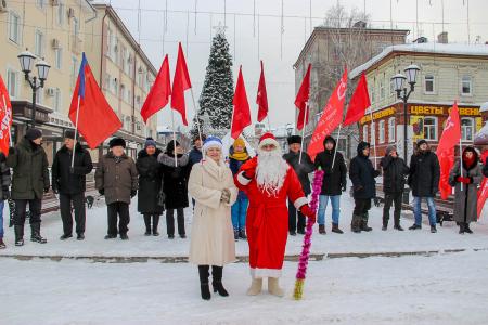 В Томске Дед Мороз и Снегурочка - активисты КПРФ