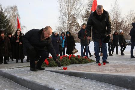 В Омске прошло возложение цветов и гирлянды к памятнику жертвам подавления Куломзинского восстания