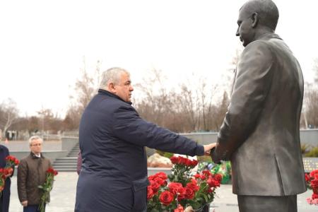 Делегация КПРФ во главе с К.К. Тайсаевым в преддверии Нового года посетила Донецкую и Луганскую республики