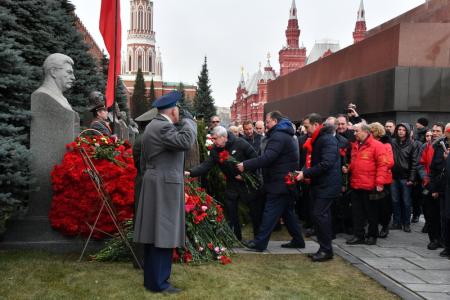 Цветы – Генералиссимусу Победы!