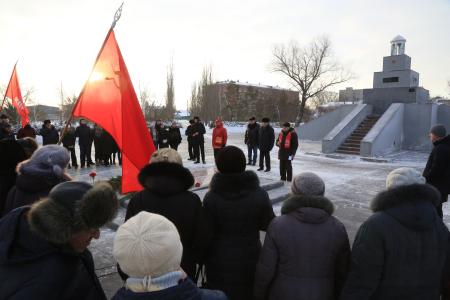 В Омске прошло возложение цветов и гирлянды к памятнику жертвам подавления Куломзинского восстания