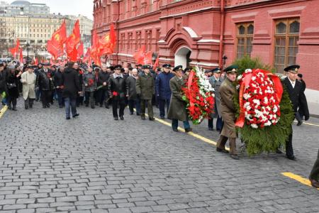 Цветы – Генералиссимусу Победы!