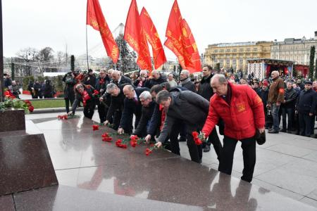 Цветы – Генералиссимусу Победы!