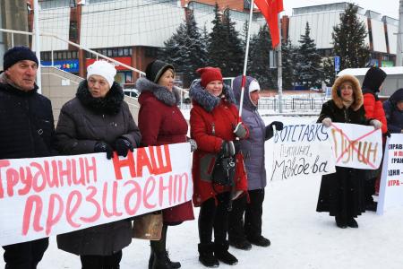В Омске прошла серия массовых пикетов КПРФ 
