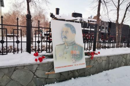 В Оренбурге прошло возложение цветов в честь 140-летия И.В. Сталина