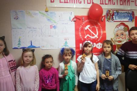 В городе Балашов Саратовской области коммунисты организовали детский новогодний праздник