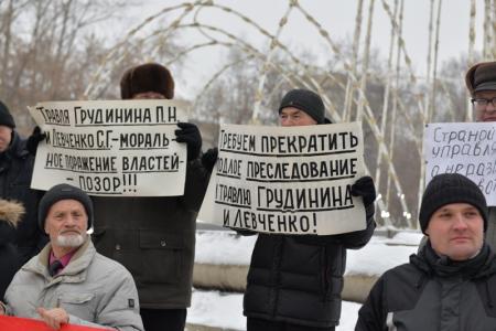 Своих товарищей не бросим: Новосибирские коммунисты поддержали Грудинина и Левченко на массовом пикете