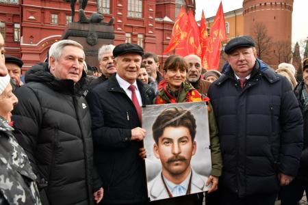 Цветы – Генералиссимусу Победы!