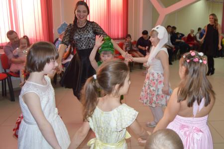 Алтайские коммунисты организовали новогодние утренники для детей